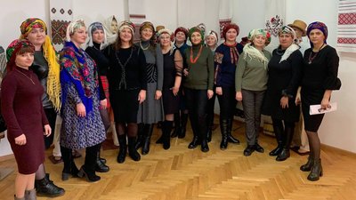 Тернополянка вивчає методи зав’язування української хустки