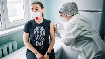 У Харкові почали вакцинувати патрульних поліцейських У Харкові почали вакцинувати патрульних поліцейських
