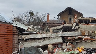 У Сумах почали розбирати завали будинків після авіаційної бомби У Сумах почали розбирати завали будинків після авіаційної бомби