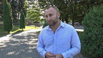 Підлітки в Луцьку облаштовують спортмайданчик у своєму дворі, щоб займатися воркаутом Підлітки в Луцьку облаштовують спортмайданчик у своєму дворі, щоб займатися воркаутом