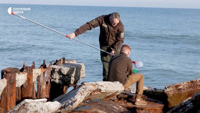 На одному з пляжів Одеси каналізація тече в море: жителі три роки шукають відповідальних На одному з пляжів Одеси каналізація тече в море: жителі три роки шукають відповідальних