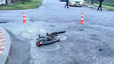 В ДТП на Рівненщині травмувався десятирічний велосипедист. Дитина в комі В ДТП на Рівненщині травмувався десятирічний велосипедист. Дитина в комі