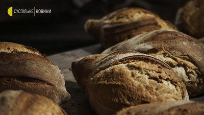 Польський пекар випікає хліб в Бучі Польський пекар випікає хліб в Бучі
