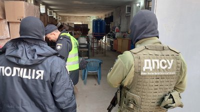 На Одещині поліцейські виявили в чоловіка майже 2 000 літрів підробного алкоголю та контрафактні цигарки На Одещині поліцейські виявили в чоловіка майже 2 000 літрів підробного алкоголю та контрафактні цигарки