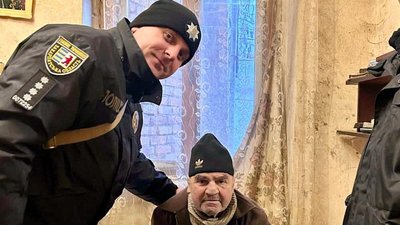 Понад три дні пролежав на підлозі без їжі та води: на Закарпатті поліцейські разом з волонтерами врятували пенсіонера