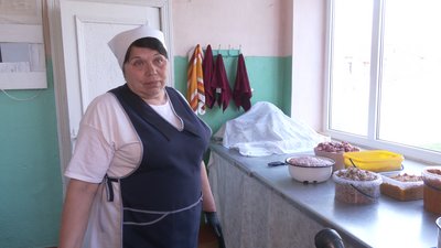 У прикарпатському селі Остриня виготовляють консервацію та пряники для військових У прикарпатському селі Остриня виготовляють консервацію та пряники для військових