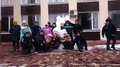 В Іршанську на Житомирщині місцевий художник зліпив зі снігу двометрову фігуру кошеняти В Іршанську на Житомирщині місцевий художник зліпив зі снігу двометрову фігуру кошеняти
