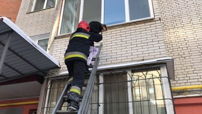 Пожежа у Вінниці: з багатоповерхівки евакуювали 4 дитини Пожежа у Вінниці: з багатоповерхівки евакуювали 4 дитини