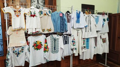 Вишиваний нитками та бісером одяг для дітей: сукні, сорочки, спіднички. Вишиваний нитками та бісером одяг для дітей: сукні, сорочки, спіднички.