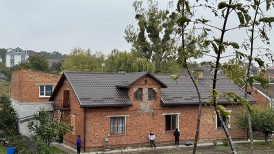 Пошкоджені вікна будинку в Мурованому після обстрілу 18 жовтня