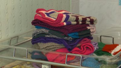 У Сумах волонтери зробили подарунки передчасно народженим дітям