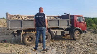 Двох мешканців Хмельниччини підозрюють у незаконному видобуванні надр