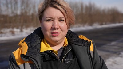 "Поштові історії з прикордоння": як на Сумщині працює бойове відділення "Укрпошти" "Поштові історії з прикордоння": як на Сумщині працює бойове відділення "Укрпошти"