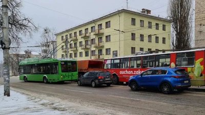 У Житомирі фура збила електроопору – рух тролейбусів по мосту призупинено