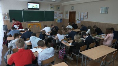 Шість тижнів вчились онлайн: черкаські школярі повернулися за парти Шість тижнів вчились онлайн: черкаські школярі повернулися за парти