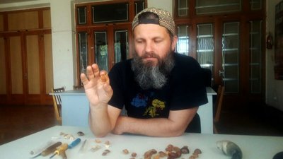 Житомирянин Тарас Орешников вирізьблює патріотичну композицію на кістці кабана Житомирянин Тарас Орешников вирізьблює патріотичну композицію на кістці кабана