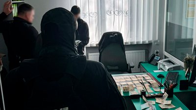 На Чернігівщині затримали за підозрою в отриманні хабаря начальника територіального сервісного центру На Чернігівщині затримали за підозрою в отриманні хабаря начальника територіального сервісного центру