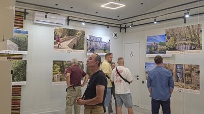 Відвідувачі під час відкриття фотовиставки, присвяченої Шляху святого Якова