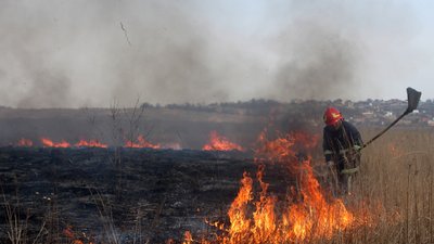 На Хмельниччині за минулу добу вигоріло близько гектара сухої трави