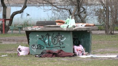 "Господарює" у подвір'ї: черкасці одного з будинків скаржаться на бездомного