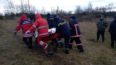 Прикарпатські рятувальники з-під криги витягнули рибалку Прикарпатські рятувальники з-під криги витягнули рибалку
