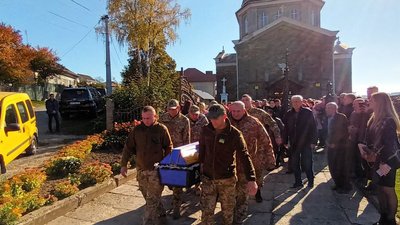 На Тернопільщині попрощалися із загиблим бійцем Андрієм Дячуком На Тернопільщині попрощалися із загиблим бійцем Андрієм Дячуком