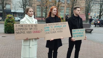 У Черкасах відбувся пікет під міськрадою У Черкасах відбувся пікет під міськрадою