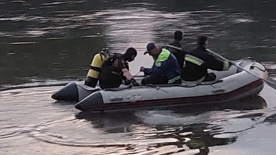 Не могли доплисти до берега. На Франківщині надзвичайники врятували з Дністра трьох дітей Не могли доплисти до берега. На Франківщині надзвичайники врятували з Дністра трьох дітей