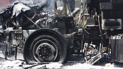 Пошкоджена вантажівка внаслідок вибуху у Новгороді-Сіверському