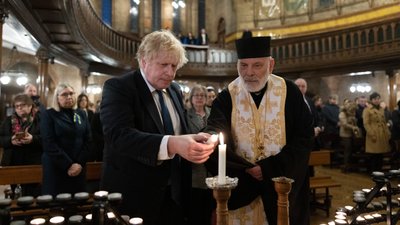 Джонсон і Шольц згадали українців у великодніх привітаннях. При цьому Джонсон заговорив українською