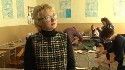 Учителі однієї з черкаських шкіл шиють аптечки для військових Учителі однієї з черкаських шкіл шиють аптечки для військових