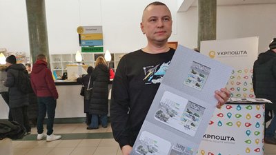 У Луцьку в день Збройних сил України погасили нову поштову марку "Зброя Перемоги" У Луцьку в день Збройних сил України погасили нову поштову марку "Зброя Перемоги"