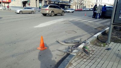 Велосипедист і 5 автівок: ДТП у центрі Харкова Велосипедист і 5 автівок: ДТП у центрі Харкова