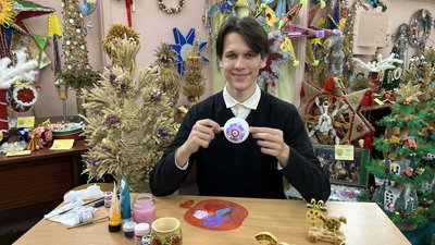 Шедевр одразу не намалюєш, але навчитися вийде у кожного – майстер петриківського розпису з Житомира Данило Бовкун