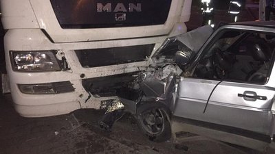 У Рівному вночі зіткнулись вантажівка й легковик, є травмовані У Рівному вночі зіткнулись вантажівка й легковик, є травмовані