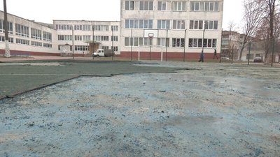 На оновленому спортмайданчику чернігівської школи розлізлося штучне покриття