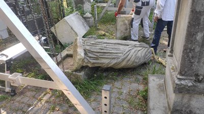 На Личаківському кладовищі у Львові реставрують зруйновані скульптури На Личаківському кладовищі у Львові реставрують зруйновані скульптури