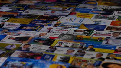 Рівнянин зібрав колекцію з сотень політичних календариків Рівнянин зібрав колекцію з сотень політичних календариків