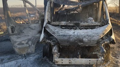 Пошкоджений через російську атаку автомобіль екстреної допомоги в Червоній Хвилі