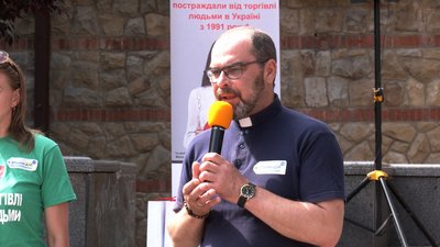 У Франківську провели акцію до Всесвітнього дня боротьби з торгівлею людьми У Франківську провели акцію до Всесвітнього дня боротьби з торгівлею людьми