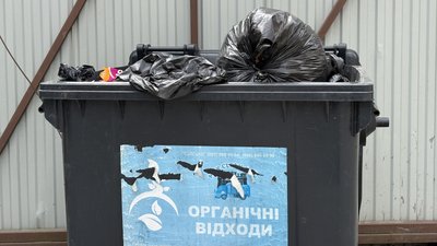 Заповнений сміттєвий контейнер на вулиці Героїв Майдану у Чернівцях