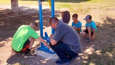 В селі Іванівка на Миколаївщині встановлюють спортивний майданчик для дітей В селі Іванівка на Миколаївщині встановлюють спортивний майданчик для дітей