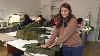 Тисячу комплектів форми за сім місяців. Як в Івано-Франківську волонтери в цеху шиють одяг для військових