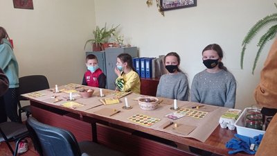 На Тернопільщині діти вчилися розмальовувати писанки На Тернопільщині діти вчилися розмальовувати писанки
