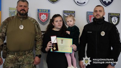 Дружина та дворічна донька загиблого старшого сержанта поліції Донеччини Івана Фесенка