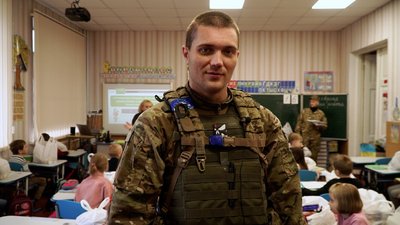 Спочатку компот – тепер шкарпетки: у Чернігові школярі допомагають захисникам Спочатку компот – тепер шкарпетки: у Чернігові школярі допомагають захисникам