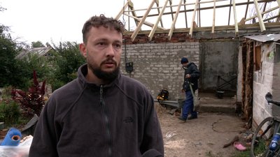"Буде дом бабі": у Чернігові волонтери відбудовують житло для сестер, що живуть у курятнику "Буде дом бабі": у Чернігові волонтери відбудовують житло для сестер, що живуть у курятнику