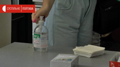 На вході до пункту тестування обладнані місця для дезінфекції та температурного скринінгу На вході до пункту тестування обладнані місця для дезінфекції та температурного скринінгу