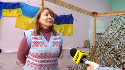 "Нескорені україночки": ліцеїсти у Житомирі плетуть маскувальні сітки для ЗСУ
