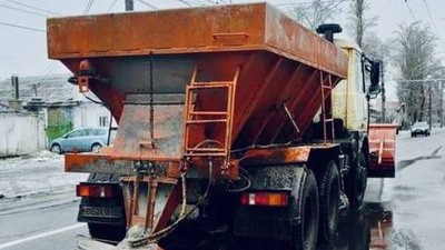 У Миколаєві комунальники працюють над розчищенням доріг після снігопаду